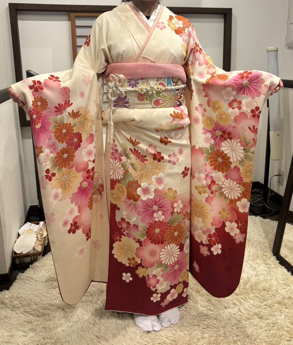 2026年「白地にピンクの花柄と白のかわいらしい帯」振袖のお客様の画像リンク